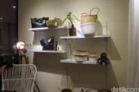 Menyantap Pecel Semanggi Sambil Menikmati Keindahan Lukisan Bali