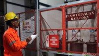 Petugas melakukan pengecekan rutin di Pembangkit Listrik Tenaga Air (PLTA) Lamajan, Pangalengan, Bandung, Jawa Barat, Jumat (5/5/2017).  PLTA yang beroperasi sejak 1955 ini mempunyai tiga turbin dengan kapasitas total produksi  19,56 Mega Watt (MW). (Foto: Lamhot Aritonang/detikcom)