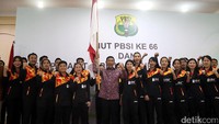 Ketum PBSI Wiranto bersama tim Piala Sudirman yang berkekuatan 20 atlet.
