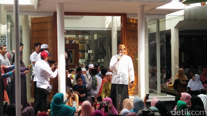 Dua Doa yang Selalu Dipanjatkan Sandiaga Setiap Salat