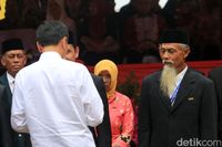 Gubernur Hingga Petani Terima Anugerah Kehormatan dari Jokowi