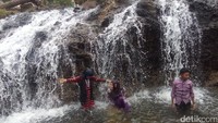 Gemericik aliran air terjun yang menerpa badan, tentunya akan membuat rileks dan pikiran menjadi refresh kembali. Rasanya ingin bermain di air terjun ini seharian! (Datuk Haris/detikTravel)