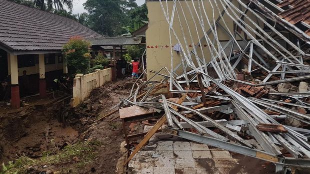 Banjir juga merusak sebuah rumah.