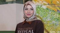 Sang suami juga mendukung keputusan Revalina Temat untuk berhijab. Foto: Hanif/detikHOT