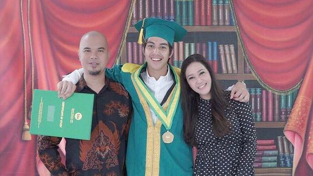Seperti Tata dan Tommy Soeharto, Artis Cerai Ini Kompak Hadir di Wsuda Anak