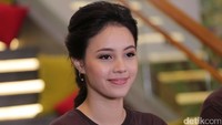 Ini gaya Anggika Bolsterli saat menghadiri jumpa pers film terbarunya Critical Eleven. Foto: Hanif/detikHOT