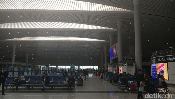 Suasana di dalam stasiun kereta cepat Urumqi. Begitu luas dan nyaman sekali (Mumu/detikTravel)