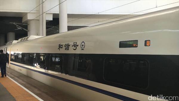 Kereta cepat pun menjadi moda transportasi baru. Berkunjung ke Xinjiang rasanya tak lengkap tanpa mencoba menikmati kemajuan fasilitas transportasi tersebut (Mumu/detikTravel)
