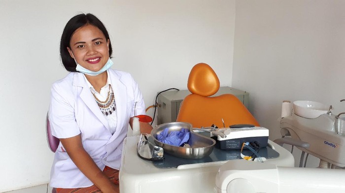 drg Dewi Natalia, dokter gigi yang mengabdi di Puskesmas perbatasan (Foto: Suherni/detikHealth) drg Dewi Natalia, dokter gigi yang mengabdi di Puskesmas perbatasan (Foto: Suherni/detikHealth)