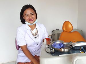 Kisah drg Dewi Natalia Menghadapi Pasien Bergigi Merah