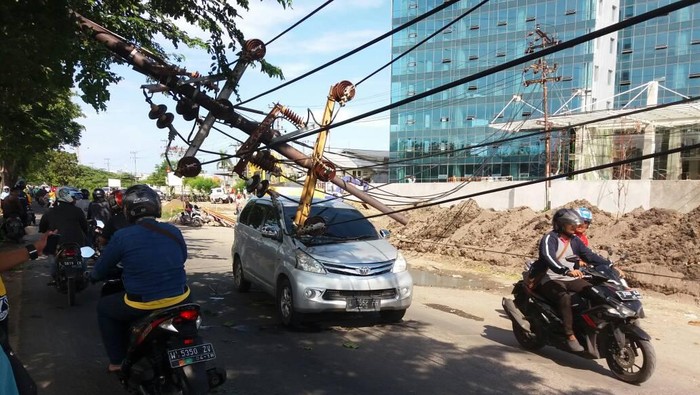 Tiang Listrik Roboh Timpa Avanza, Pengemudi Selamat