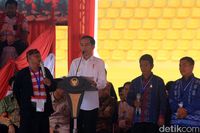 Jokowi saat berbincang dengan salah seorang petani.
