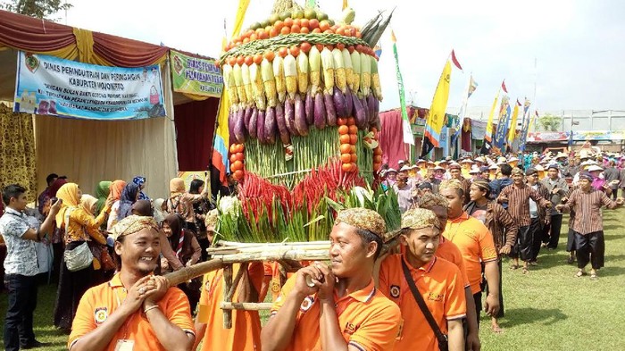 Serunya Berebut Aneka Gunungan Hasil Bumi di Mojokerto