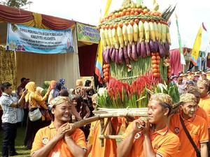 Serunya Berebut Aneka Gunungan Hasil Bumi di Mojokerto