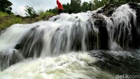 Air Terjun Rayap terletak di Desa Panton Rayeuk Sa, Kecamatan Kuta Makmur, Aceh Utara, Aceh. Dari pusat Kota Lhokseumawe, bisa ditempuh selama kurang lebih 1 jam. Perjalanan yang sepadan demi air terjun cantik ini (Datuk Haris/detikTravel)