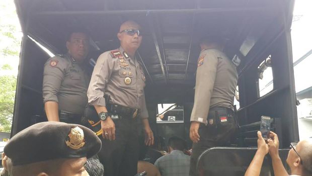 Mayoritas tahanan yang dipindah ke LP adalah mereka yang kabur. Tahanan diangkut dengan truk.