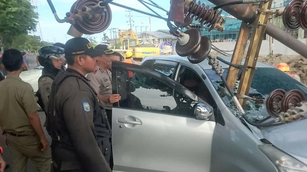 Polisi, Linmas, dan Satpol PP di lokasi kejadian