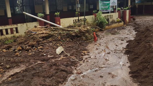Banjir dan lumpur merusak dua ruang kelas di SD Tamansari.