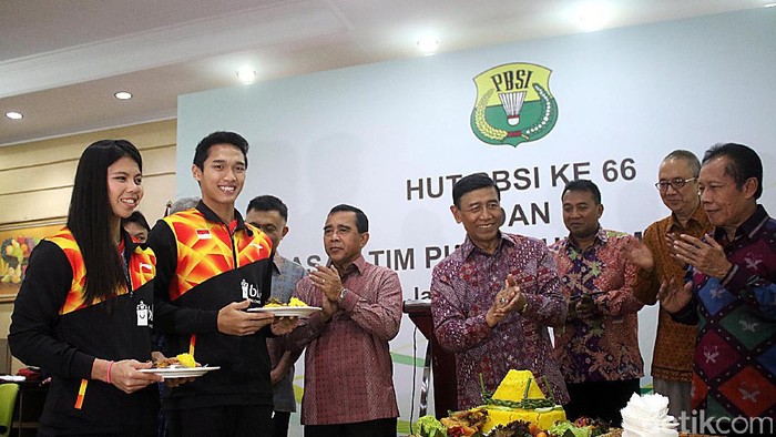 Ketua Umum PBSI, Wiranto menghadiri perayaan hari jadinya yang ke - 66 di gedung Sebaguna Pelatnas Cipayung, Sabtu (6/5). Perayaan juga ditandai dengan pelepasan tim Piala Sudirman berkekuatan 20 atlet.