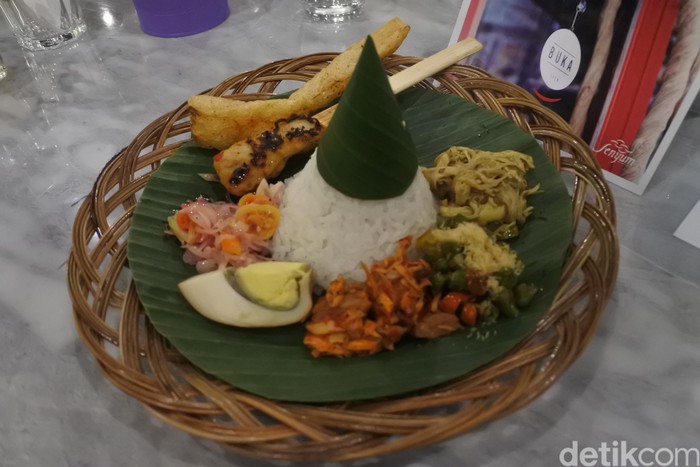 Menyantap Pecel Semanggi Sambil Menikmati Keindahan 