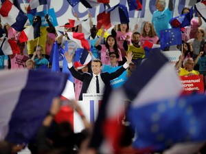 Menuju ke Louvre, Macron Rayakan Kemenangan dengan Lautan Pendukung