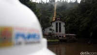 Petugas melakukan pengecekan rutin di Pembangkit Listrik Tenaga Air (PLTA) Lamajan, Pangalengan, Bandung, Jawa Barat, Jumat (5/5/2017).  PLTA yang beroperasi sejak 1955 ini mempunyai tiga turbin dengan kapasitas total produksi  19,56 Mega Watt (MW). (Foto: Lamhot Aritonang/detikcom)