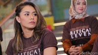 Tampil bersama Reza, tidak membuat Adinia Wirasti merasa kesulitan. Foto: Hanif/detikHOT