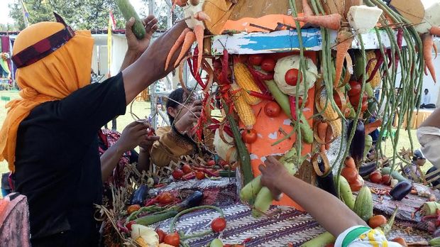 Warga berebut gunungan hasil bumi 