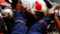 Peserta Festival Cinco de Mayo yang menggambarkan kemenangan Meksiko melawan Prancis pada era perang kemerdekaan 1862.  (REUTERS/Carlos Jasso)