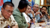 Pakar Hukum Pidana Abdul Fickar Hadjar (kedua kanan) memaparkan pendapatnya terkait hak angket DPR soal KPK