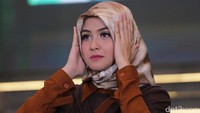 Setelah berjilbab, Revalina Temat mengaku menjadi lebih terarah dalam kehidupan. Foto: Hanif/detikHOT