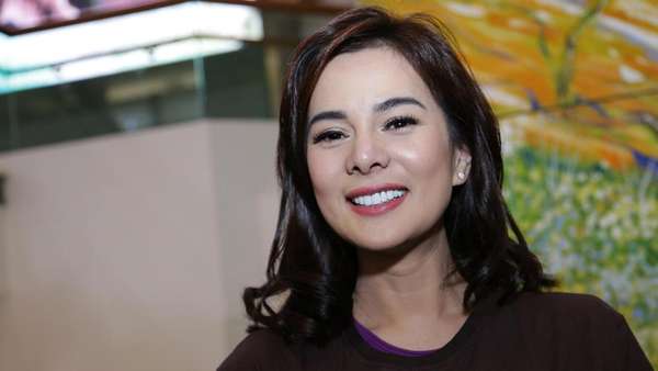 Senyum Manis Astrid Tiar Senyum Manis Astrid Tiar