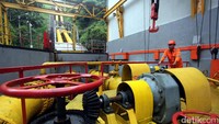 Petugas melakukan pengecekan rutin di Pembangkit Listrik Tenaga Air (PLTA) Lamajan, Pangalengan, Bandung, Jawa Barat, Jumat (5/5/2017).  PLTA yang beroperasi sejak 1955 ini mempunyai tiga turbin dengan kapasitas total produksi  19,56 Mega Watt (MW). (Foto: Lamhot Aritonang/detikcom)