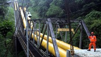 Petugas melakukan pengecekan rutin di Pembangkit Listrik Tenaga Air (PLTA) Lamajan, Pangalengan, Bandung, Jawa Barat, Jumat (5/5/2017).  PLTA yang beroperasi sejak 1955 ini mempunyai tiga turbin dengan kapasitas total produksi  19,56 Mega Watt (MW). (Foto: Lamhot Aritonang/detikcom)