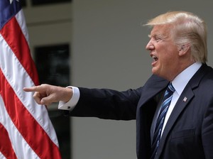 Demonstran Serukan Pemakzulan Trump Usai Pemecatan Direktur FBI