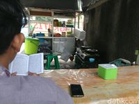 Warung di Cirebon ini Gratiskan Makanan untuk Pembaca Alquran