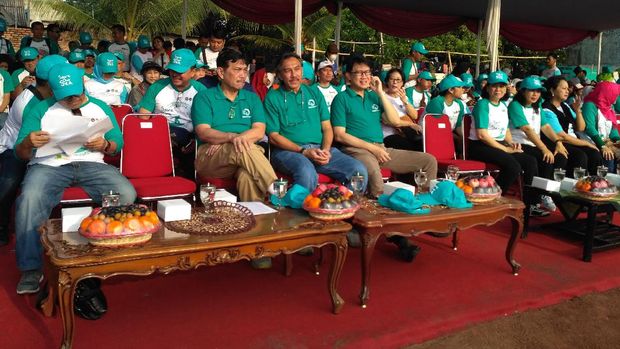 Menko Kemaritiman Luhut menghadiri peringatan Hari Bumi di memperingati Hari Bumi di Tempat Pelelangan Ikan Cilincing, Jakarta Utara. 