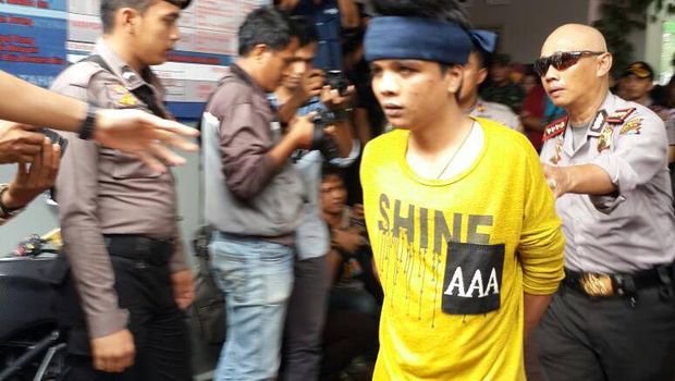 Kedua tangan para tahanan diborgol saat dievakuasi.