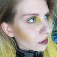 Tren Pakai Blush On Warna Kuning di Pipi, Aneh atau Inovatif?