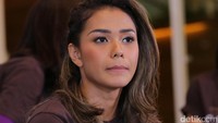 Dalam film tersebut, Adinia Wirasti beradu akting dengan Reza Rahadian. Foto: Hanif/detikHOT