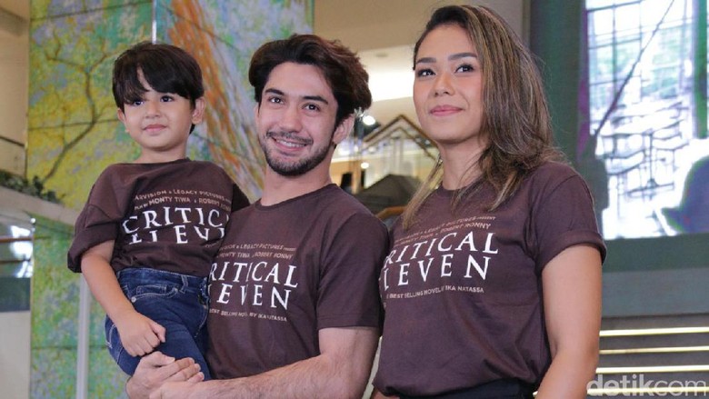 'Critical Eleven' Bikin Reza Rahadian Berdamai dengan 