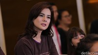 Astrid Tiar juga bisa tampil dengan wajah serius. Foto: Hanif/detikHOT