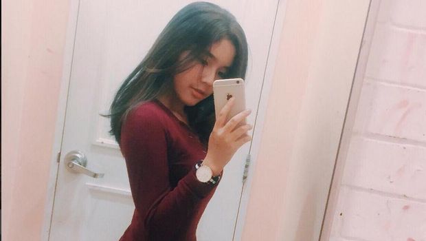 Fay Nabila mengenakan dress merah. 