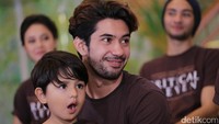 Dalam film itu, Reza Rahadian dan Adinia Wirasti diceritakan sebagai pasangan yang penuh dengan lika-liku. Foto: Hanif/detikHOT