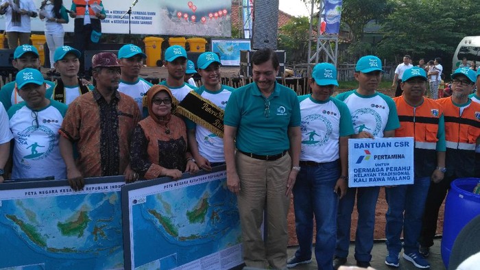 Peringati Hari Bumi, Luhut Bagikan Peta di Cilincing