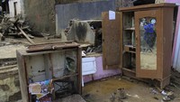 Sisa prabotan warga yang rumahnya hanyut terbawa aliran Sungai Ciwidey yang berada di Kampung Kaum Kidul Barat, Desa/Kecamatan Ciwidey, Kabupaten Bandung, Jawa Barat, Sabtu (6/5/2017). Pool/Wisma Putra