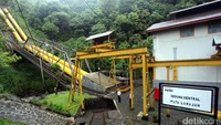 Petugas melakukan pengecekan rutin di Pembangkit Listrik Tenaga Air (PLTA) Lamajan, Pangalengan, Bandung, Jawa Barat, Jumat (5/5/2017).  PLTA yang beroperasi sejak 1955 ini mempunyai tiga turbin dengan kapasitas total produksi  19,56 Mega Watt (MW). (Foto: Lamhot Aritonang/detikcom)