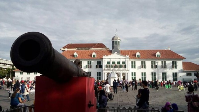 Meriam di pelataran Museum Fatahillah