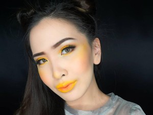 Tren Pakai Blush On Warna Kuning di Pipi, Aneh atau Inovatif?