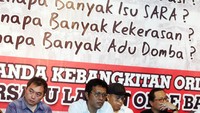 Sekjen Persatuan Nasional Aktivis 1998 (PENA 98),  Adian Napitupulu (kedua kiri) saat pembukaan pameran di  Taman Ismail Marzuki, Jakarta, Sabtu (06/05/2017). 